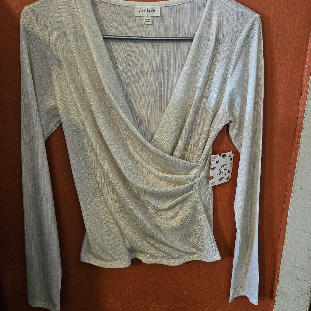 Free kisses long sleeve blouse NWT